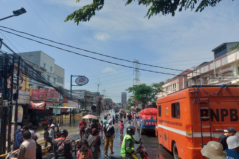 Jalan Raya Cipondoh depan Ciledug Indah masih banjir
