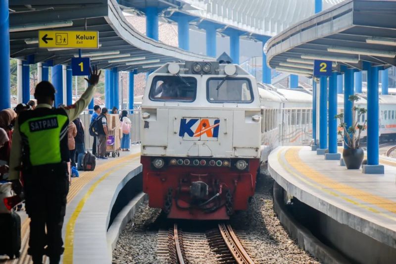 kai-pastikan-telusuri-pelaku-vandalisme-pelemparan-pada-kereta-api