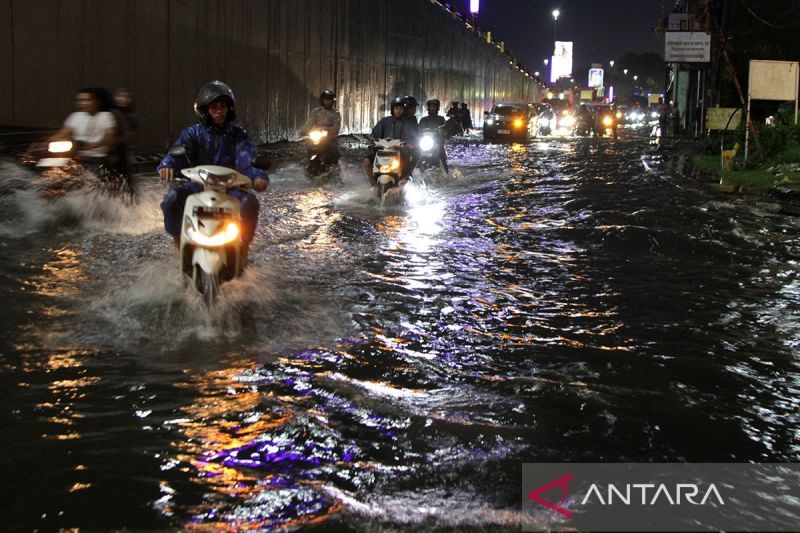 DKI kemarin, banjir mulai surut lalu kebakaran di Pasar Rebo
