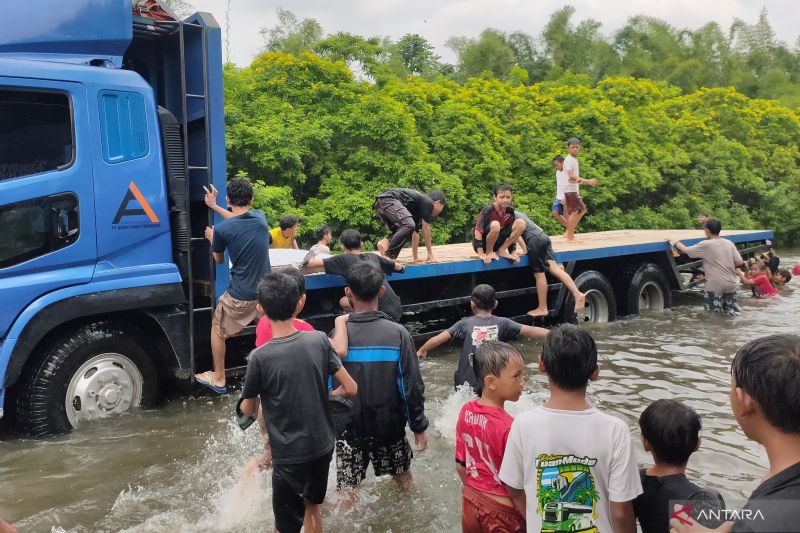 Banjir di lampu merah Puri Kembangan tak kunjung surut