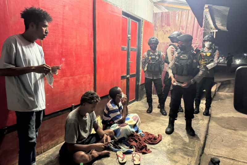 Polisi Labuan Bajo bagi masker antisipasi dampak abu vulkanik