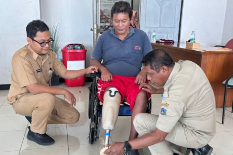 Pemkot Jakut salurkan ratusan unit alat bantu disabilitas