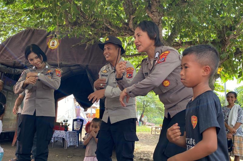 Polres Flores Timur "trauma healing" anak korban erupsi Lewotobi