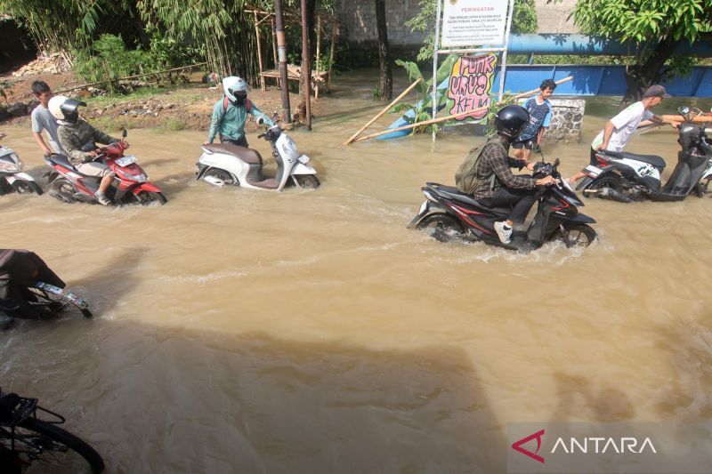 kiat-mengendarai-sepeda-motor-listrik-semasa-banjir