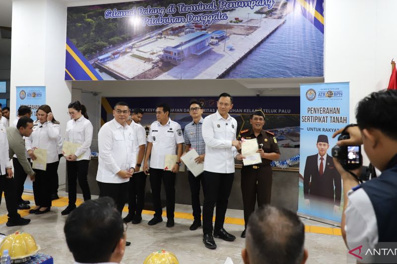 menko-ahy-serahkan-160-sertifikat-tanah-ke-warga-dan-pemda-di-sulteng