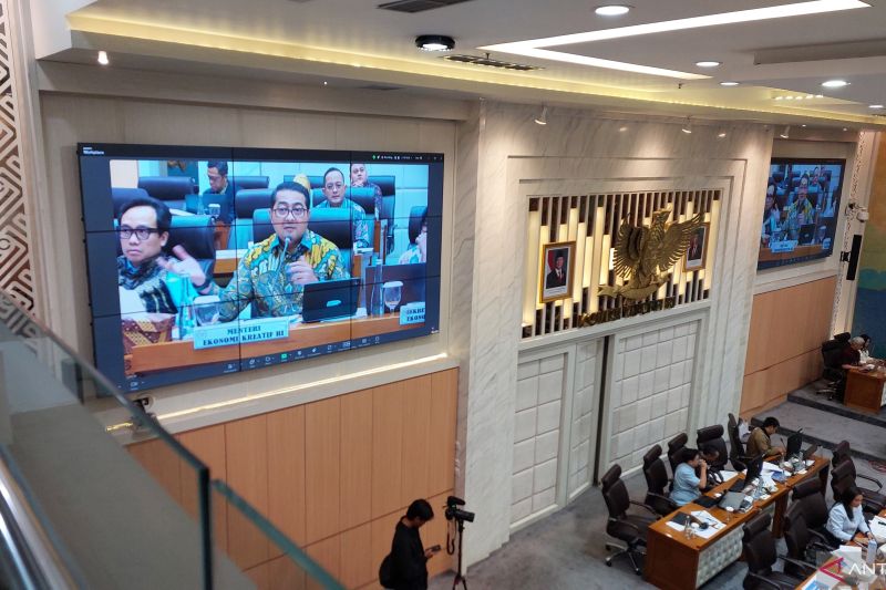 Menekraf bahas tantangan pegiat ekraf hadapi AI kepada Komisi VII