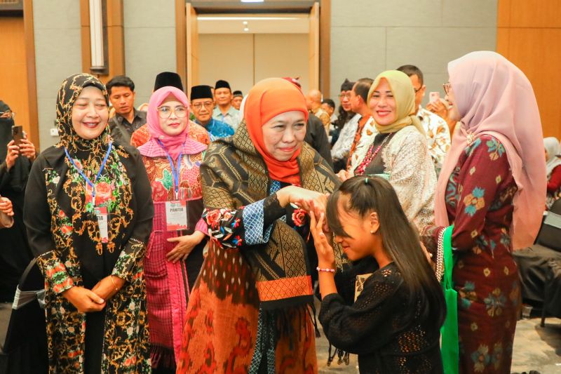 Khofifah ajak warga Jatim di NTB wujudkan Indonesia Emas 2045