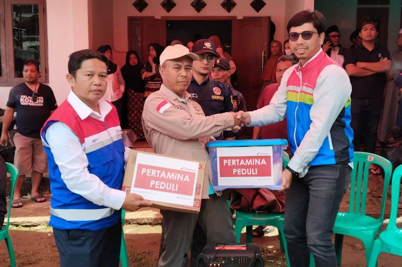 pertagas-salurkan-bantuan-bagi-korban-banjir-longsor-megamendung