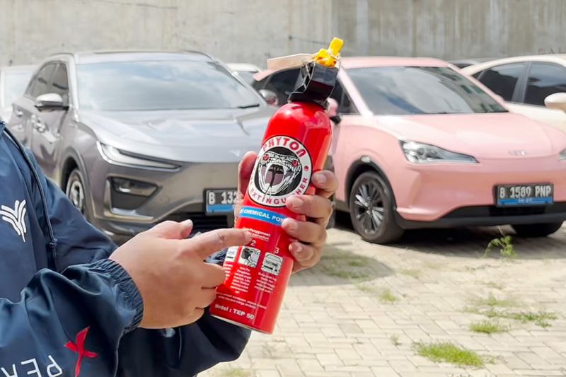kiat-aman-gunakan-apar-pada-mobil-listrik