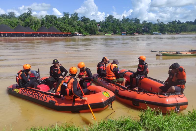 Basarnas cari korban kapal motor tertabrak tongkang di sungai Barito