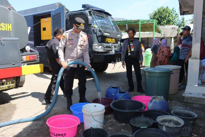 ‎Polisi salurka air bersih bagi warga terdampak kekeringan di Lombok