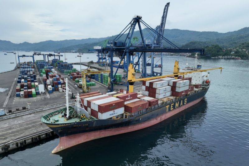 pelindo-datangkan-alat-bantu-bongkar-muat-untuk-tpk-bitung-sulut