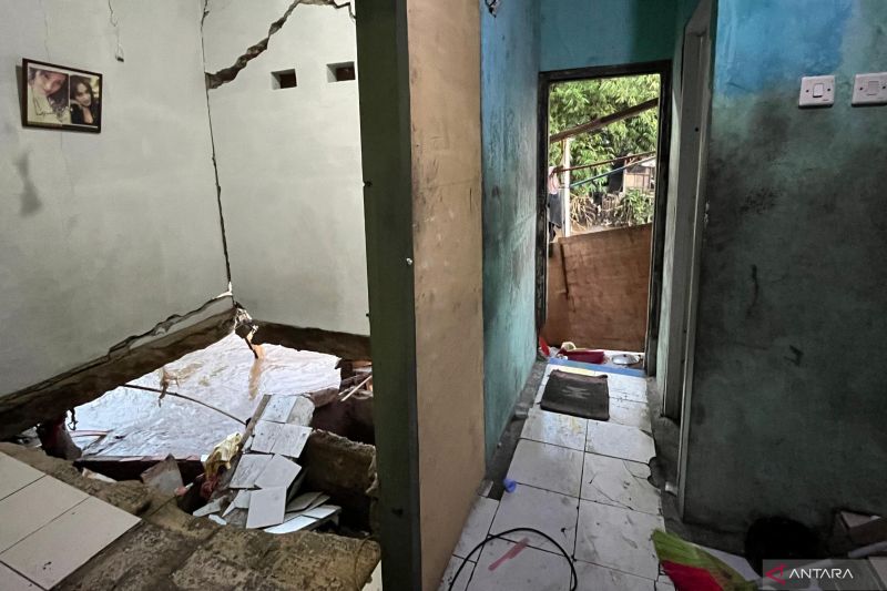 Empat dapur rumah warga di bantaran Kali Ciliwung Jaktim longsor