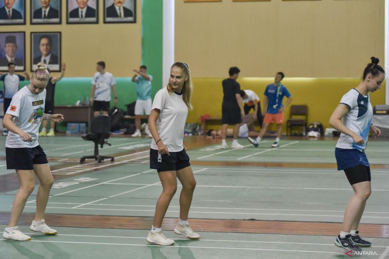 Tim bulu tangkis Rusia gali ilmu di Cipayung