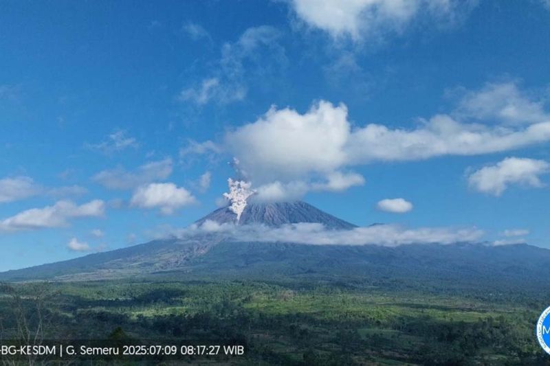 Gunung Semeru empat kali erupsi dengan tinggi letusan hingga 1 Km