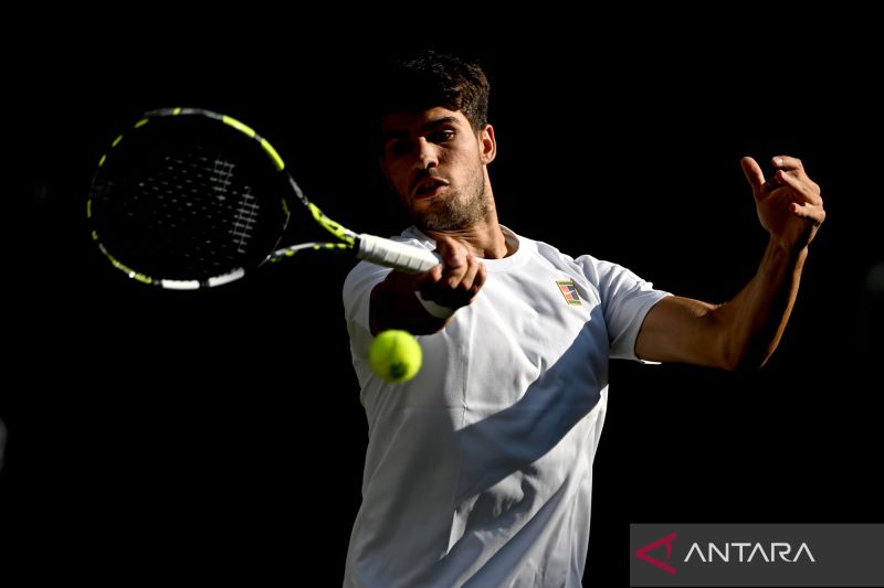 Alcaraz dan Sabalenka jadi petenis pertama lolos ATP dan WTA Finals
