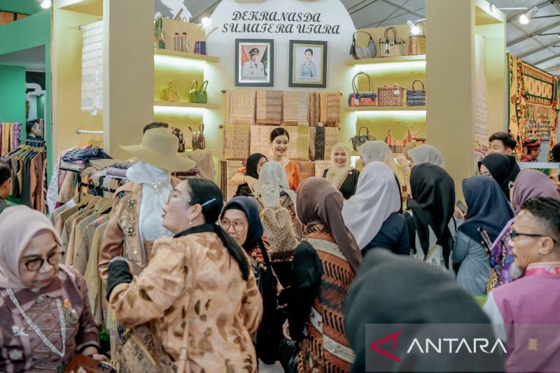 dekranas-sumut-memamerkan-berbagai-produk-khas-daerah-di-balikpapan