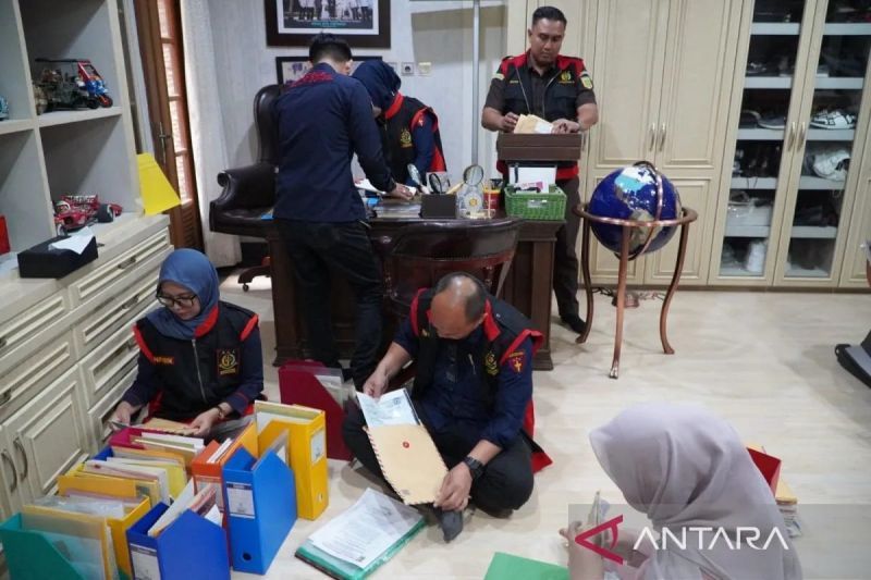 Jaksa geledah rumah Alex Noerdin terkait dugaan korupsi Pasar Cinde