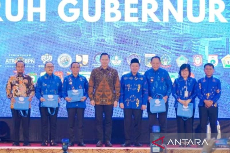 big-serahkan-peta-dasar-skala-15000-ke-gubernur-se-pulau-sulawesi