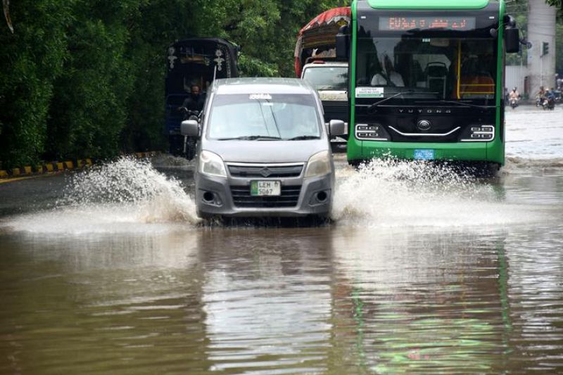 Banjir rendam sejumlah jalan di Lahore, Pakistan