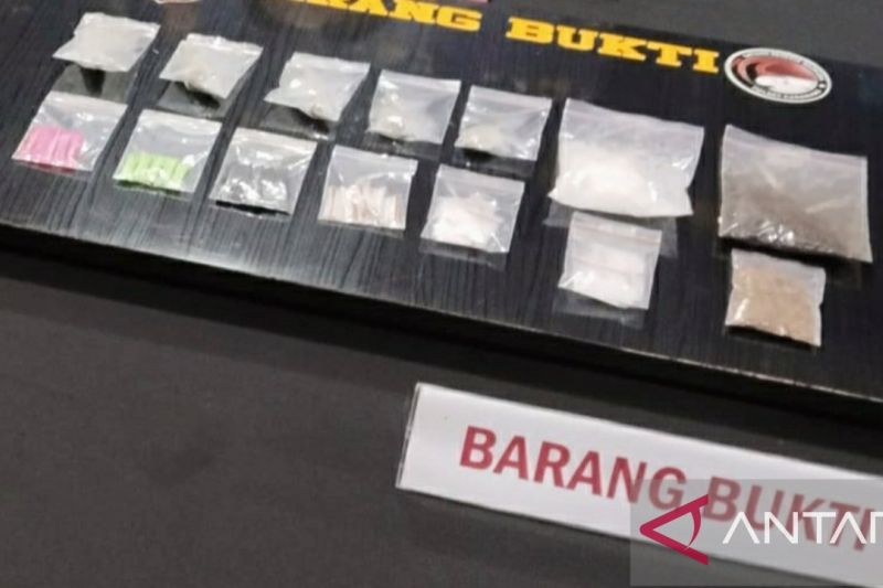polres-jakbar-bongkar-peredaran-231345-butir-obat-keras