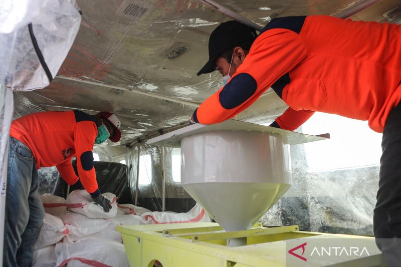 Pemerintah lakukan modifikasi cuaca atasi cuaca ekstrem di Jawa-Bali