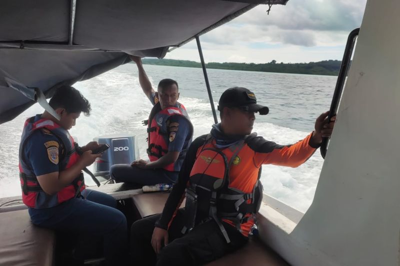 Tim SAR gabungan evakuasi penumpang KLM Sumber Hidup 03