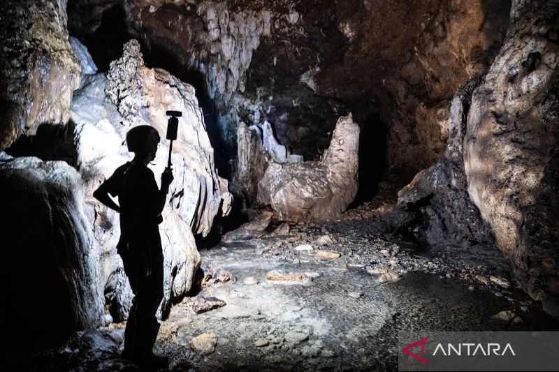 Mengunjungi situs geologi purba Gua Petruk Kebumen