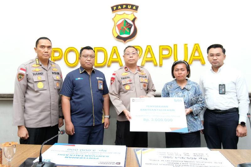 Tiga keluarga anggota Polri yang gugur diserang KKB terima santunan