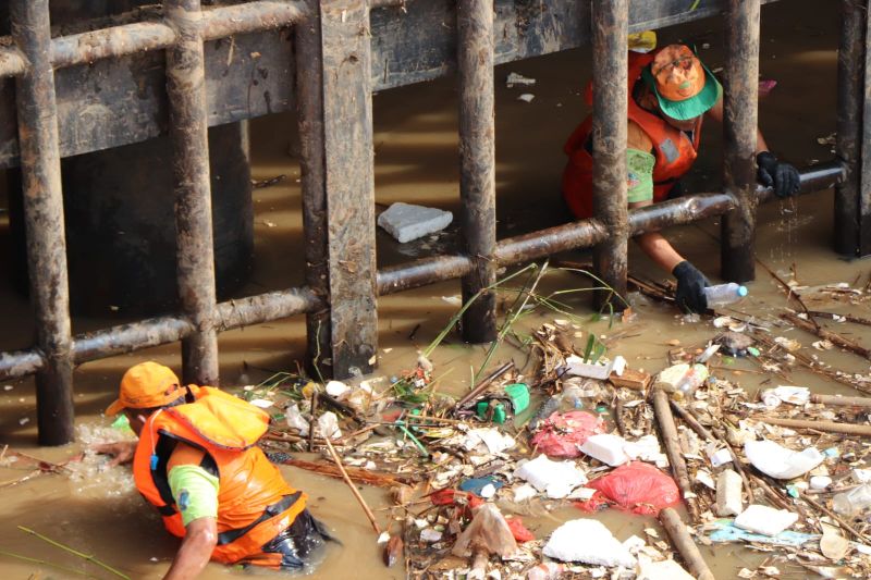 DKI kerahkan pasukan oranye untuk angkut sampah di sungai 
