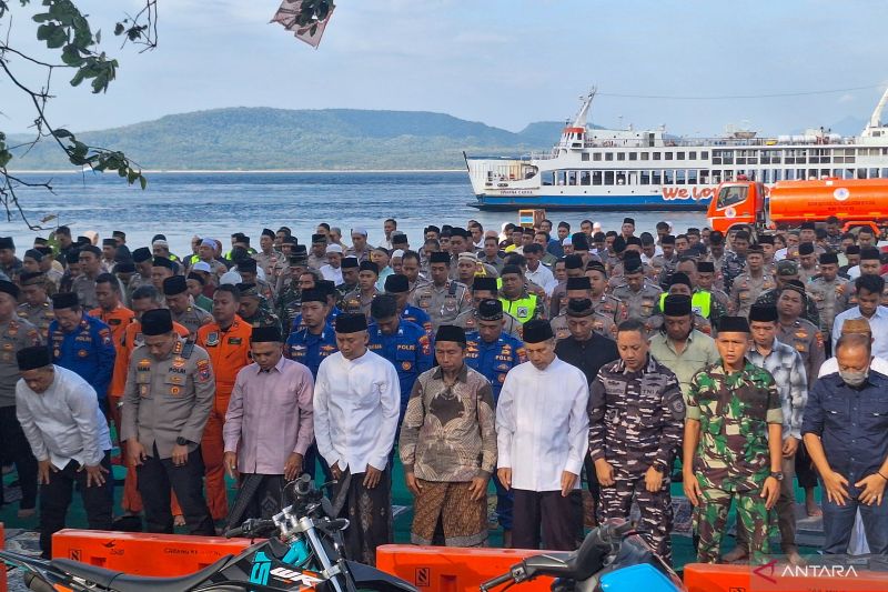 Warga dan tim SAR shalat ghaib dan doa bersama untuk korban KMP Tunu