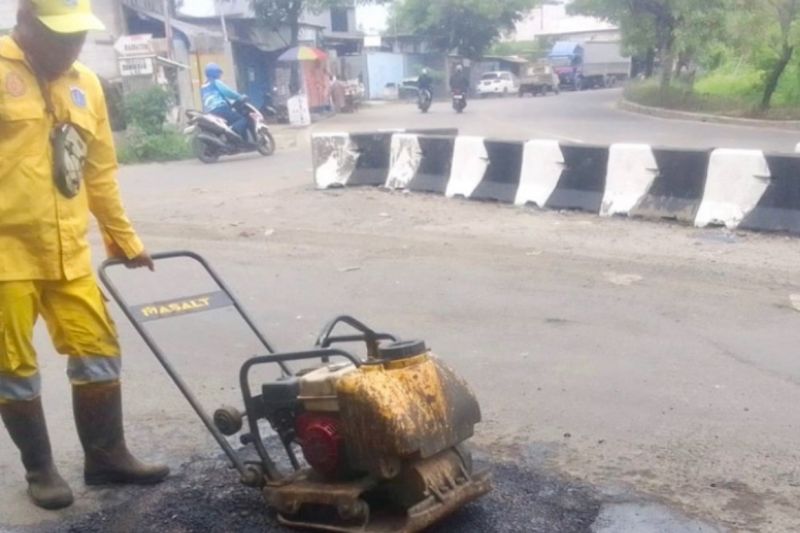 Jakut tambal 21 titik jalan rusak di Cilincing untuk cegah kecelakaan