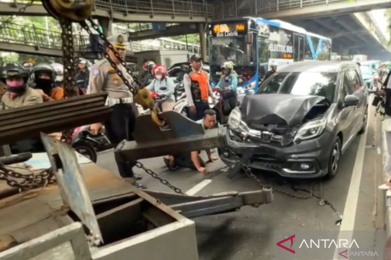 pengemudi-penyebab-tabrakan-beruntun-di-jaktim-diduga-mengantuk