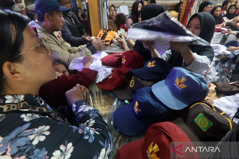 Melihat ramainya toko seragam sekolah jelang tahun ajaran baru