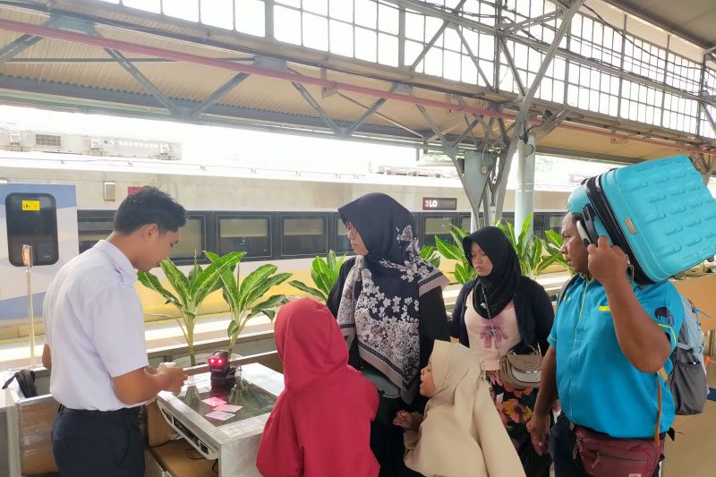 925 ribu orang gunakan kereta api selama libur Juli 2025 