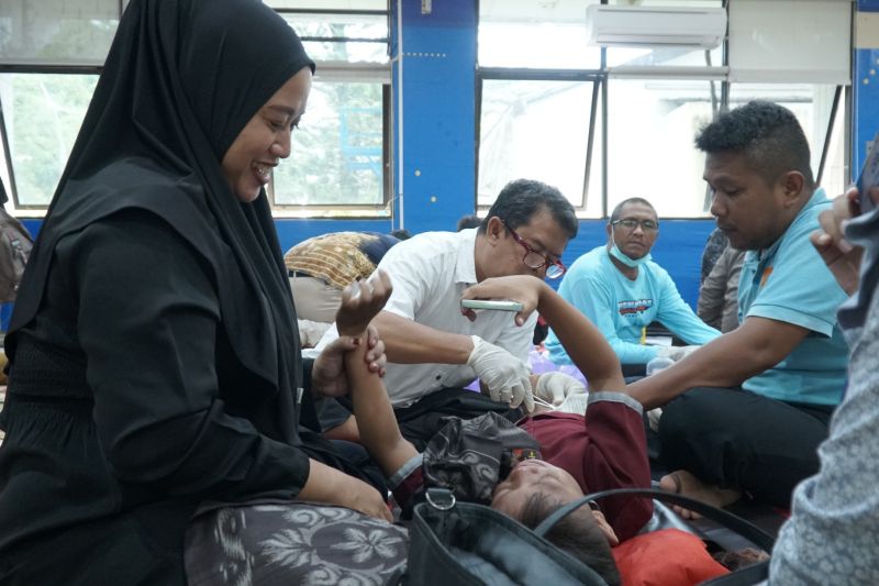 PLN UID Kalselteng khitan massal 100 anak yatim dan dhuafa