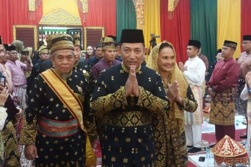 Lembaga Melayu Riau beri anugerah Adat Ingatan Budi kepada Kapolri