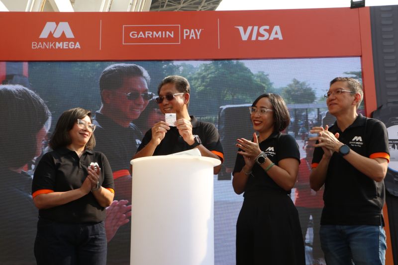 nasabah-bank-mega-kini-bisa-transaksi-lewat-tap-jam-garmin-ke-edc