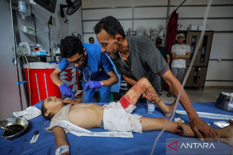 Anak-anak Palestina menjadi korban saat Israel serang tempat pendistribusian air bersih di Gaza