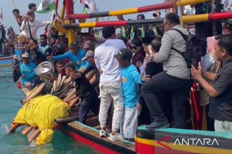 tradisi-ruat-laut-di-carita-dilirik-jadi-magnet-wisatawan-mancanegara