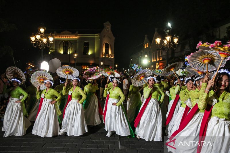 Melihat 300 perempuan berkebaya menari di Kota Lama Semarang