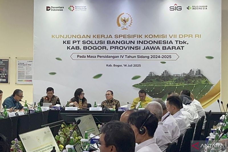 Komisi VII usul moratorium izin pabrik semen baru cegah over supply