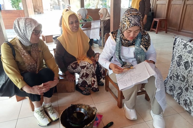 komisi-vii-dpr-kunjungi-kampung-batik-giriloyo-di-yogyakarta