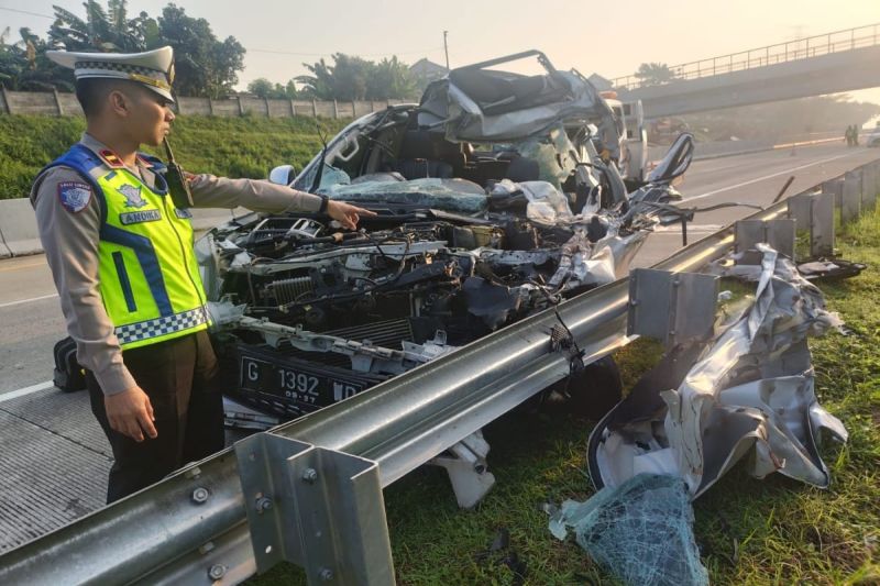 Polres Batang evakuasi tiga korban tewas di Tol Batang-Semarang