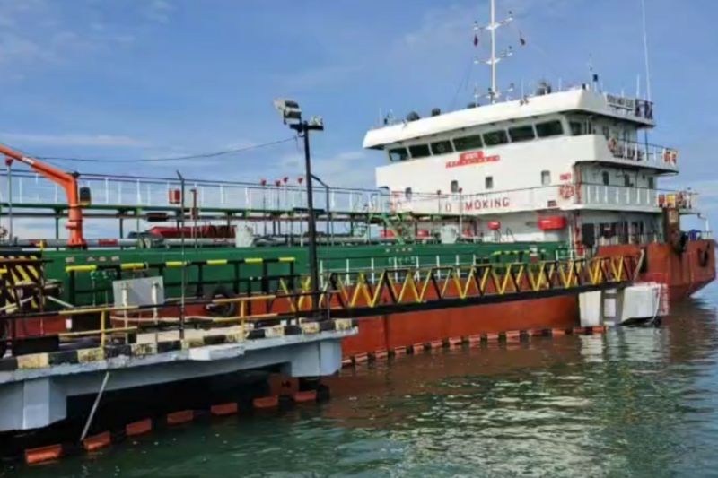 pertamina-kembali-distribusikan-bbm-di-bengkulu-gunakan-kapal-tanker