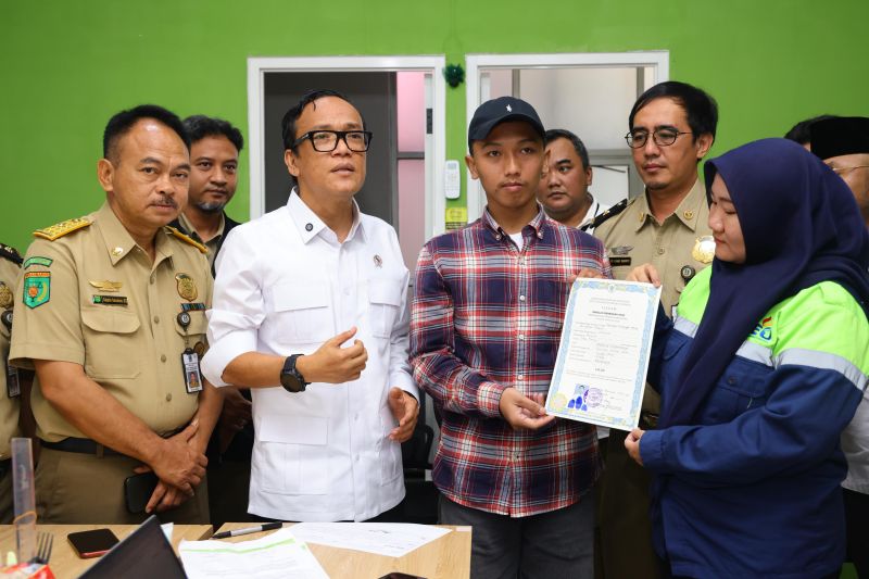 wamenaker-tegaskan-tak-mentoleransi-praktik-penahanan-ijazah-karyawan