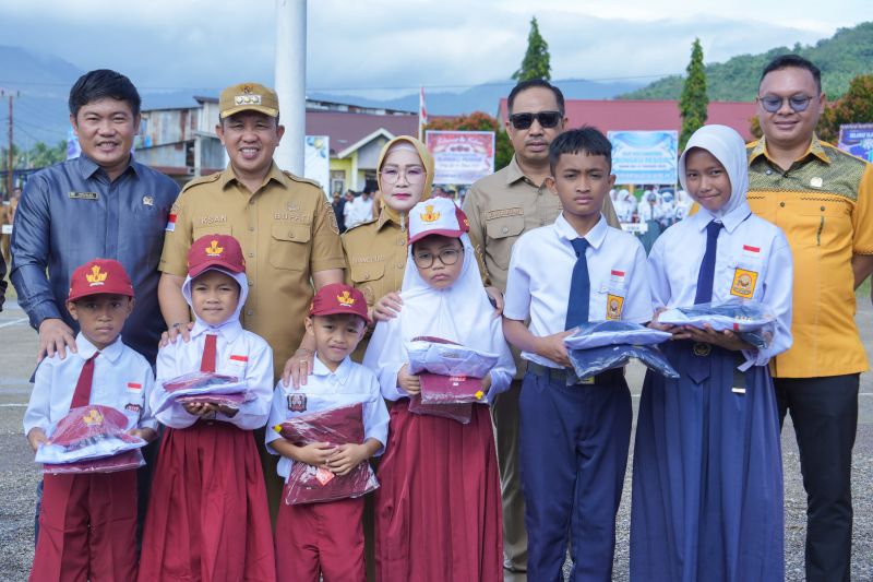 Morowali luncurkan program bantuan seragam gratis bagi siswa