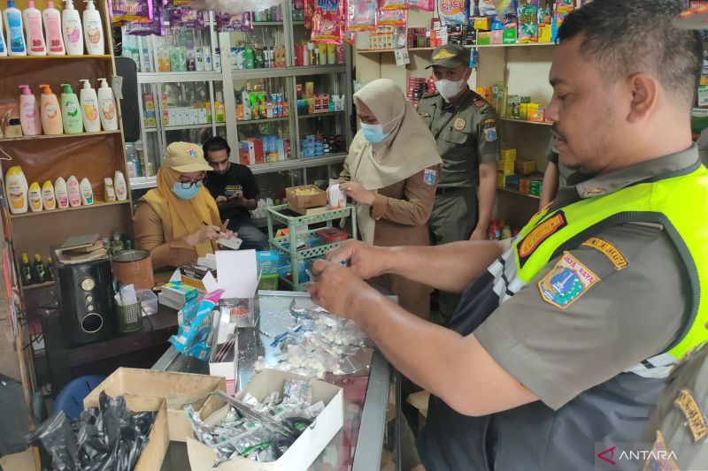 petugas-sita-ratusan-butir-obat-keras-di-sebuah-warung-di-tambora