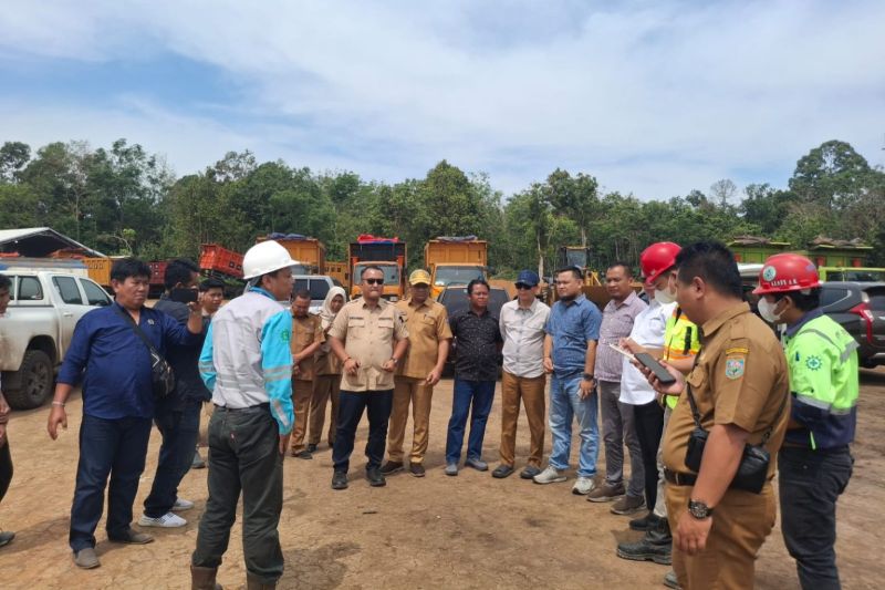 DLH OKU uji sampel air sungai tercemar limbah PT AOC