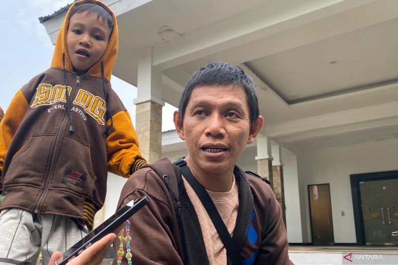 Doa ayah di gerbang Sekolah Rakyat